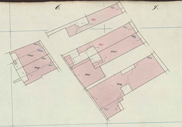 <p>In 1902 werd het perceel verder uitgebreid door ook een achterhuis aan de Hofstraat erbij te trekken. In zwart het nieuwe perceel nr 9499 (Kadaster). </p>
